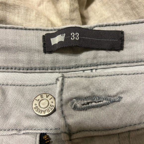 *Women’s Levi low rise skinny jeans - Picture 3 of 5